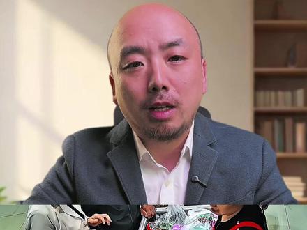 律师解读商家称没到账该如何处理 #扫码 #女子超市付款82元没有到账后续 女子超市购物扫码付款,超市称没有收到钱,遇到这样的事情该怎么办?各位陪审团的朋友,今天又来断案了。好在监控记录了全部过程,我们一起来看证据。
这个时候,女子买的东西已经扫码完毕一共是82元,女子出示付款码,大妈扫码,滴一声,很简单,本来事情就该结束了。但大妈转头一看收银台屏幕,发现没收到钱。
女子愣了一下说, 支付了呀, 大妈还不相信,拉过手机一看,确实显示支付成功,欸,这怎么回事?转头又看了看收银台的电脑,也确实没收到,于是要求查看女子的账单,看有没有扣款成功。
这时候热心群众也围过来了,一起看看账单上有没有扣款成功。打开一看,款确实已经扣掉了82,又看看大妈的电脑这边显示也确实显示着未支付,所有人都懵了,这边是扣款成功,这边一直显示未付款,那钱去哪儿了?
大妈忽然想起,如果已经支付的账单,是无法再次扫码付款,于是掏出自己付款码, 再扫了一下,滴一声,这次成功了,我的钱被扣了,这边也显示已付款,所以你看,你之前就是没付款。你看我的,扣了82,对吧。 于是大妈要求女子把82直接扫码付给她,不然她要贴钱了。
女子依然在确认自己账单付款状态,发现确实钱确实付出去了,她觉得自己没有错,于是提上买的东西就离开了。
大妈这才反应过来,自己贴了82进去呀,于是追上去找女子要回这82元。
好,那么女子是否应该还大妈82元,各位陪审团的家人把你判断和理由打在评论区或弹幕里。
那么本案焦点在于,女子首次扫码付款是否构成有效履约。根据《民法典》第509条,顾客扫码付款并显示扣款成功,即完成了合同义务,有权取得商品所有权。若商家主张未收到款项,根据《网络消费纠纷司法解释》第5条,需由支付平台或银行出具未到账证明,否则应默认交易成功。根据“谁主张谁举证”原则,女子的扣款记录已尽初步举证责任,无需自证商家账户状态。#抖来普法2025 #陪审团