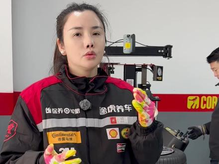 六位数的扒胎机到底强在哪?对比普通设备,才知道贵有贵的道理 #科吉扒胎机 #轮胎更换 #菁菁会玩车 #汽车养护维修
