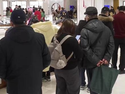 国际金价单日跌超10% 金店黄金回购排长队 部分投资者逢低买入 | 一探