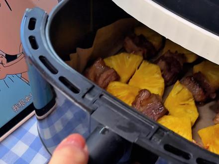 🍍空气炸锅の魔法✨菠萝+牛肉=王炸CP! 小猪猪碎碎念🐽:
所需食材:正大进口原切牛肋条、菠萝、蚝油3g、生抽5ml、橄榄油15ml、黑胡椒3g、盐5g、欧芹碎
关于《菠萝牛肋条》的小tips:
❗️1.注意事项
⭐️牛肉腌制不要超过2小时,
避免过咸或肉质变僵。
⭐️烤盘垫烘焙纸或锡纸,
方便清理(但需留空隙保证通风)。
⭐️烤制后半程多观察,菠萝边缘微焦即可,
避免烤糊。
❗️2.食材选择建议
⭐️牛肋条
- 选择脂肪分布均匀的肋条肉
(类似“牛小排”部位),
烤后会更嫩滑多汁「如:正大进口原切牛肋条」
- 切块时建议3-4厘米见方,
太大不易熟透,太小容易烤干。
-
视频结尾有详细版制作流程❗️
关于这道美食有任何疑问
欢迎评论区给我留言哦💦~
小猪猪客服24h待命⏰
-
大家可以到评论区点菜🍲
点赞多的💖
小猪猪尽量都“安排”🫡#一个人也要好好吃饭 #菠萝牛肉 #菠萝牛肉串 #好好吃饭大赛 #青年创作者扶持计划