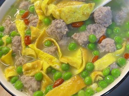 简单好喝的肉丸汤,加点当季的豌豆和营养的蛋皮,清爽鲜美,自己做的肉丸紧致又Q弹,大人小孩都喜欢的味道,一定要试试!