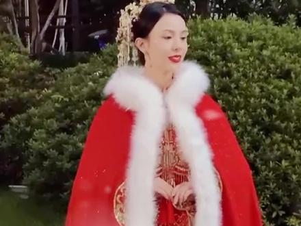 这才是冬天结婚该有的样子!你喜欢第几件? #婚礼 #中式嫁衣 #愿每个女孩都能嫁给爱情 #抖音小助手