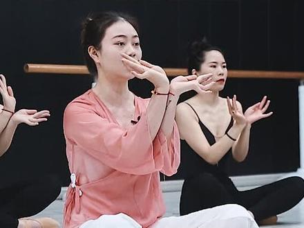 #小五花 想学习小五花(俗称的花手)?那还不简单,教学这不就来了!#零基础学舞蹈 #舞蹈基本功