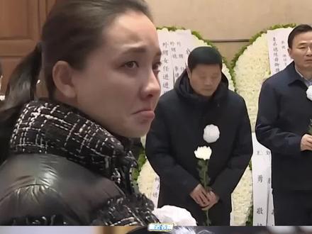 明明去世6天,为何导演翟俊杰才举行告别仪式?看到李雪健宋春丽神情悲戚赶来送别,才懂对德艺双馨前辈的最高敬意 #翟俊杰遗体告别仪式 #李雪健 #宋春丽 #娱乐评论大赏 #内容启发搜索