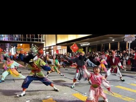 香港的观众热情有序#英歌小女孩 #庄恩琪 和#富美青年英歌 代表#潮汕英歌舞 第一次参加#香港花车巡游