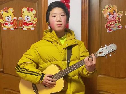 #汪苏泷少年般绚丽 #被他弹吉他的样子帅到了 #小小男子汉在慢慢长大 #自弹自唱 #认真的样子真帅 周六被通知参加学校线上结业典礼曲目,需要学习新歌并录制,妈妈干着急,你且不紧不慢的筹备,成品居然还行!你真的很不错👍真的长大了~妈妈是瞎担心了
