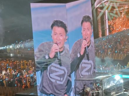 #每一场演唱会都值得被记录
谢霆锋2026进化演唱会武汉站万人大合唱🤟🤟