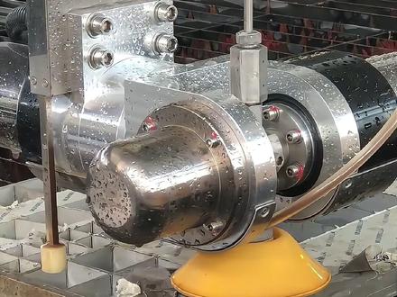 明明就是一股水,为什么却能把钢板像豆腐切开呢? #水刀切割 #水刀 #长见识 #涨知识