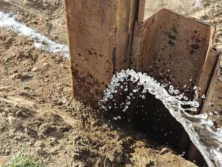 在钢板桩施工过程中,注水或保持桩周土壤湿润及浇水泡着沉桩是常见的工艺要求。主要原因如下:
1、降低土壤阻力,提升打桩效率,减少摩擦阻力,防止土壤板结。
2、控制施工环境稳定性,抑制扬尘与震动影响,维持土体孔隙水压力平衡。
3、优化桩体结构性能,减少桩身热损伤,辅助纠偏与定位。
4、适应特殊地质条件应对流沙层,在流沙地层中注水可增加砂粒间的凝聚力,形成临时稳定结构,避免桩周流沙塌陷导致桩体倾斜。
5、经济性与可持续性降低施工成本。相比其他减阻方法,如预钻孔、化学固化,注水工艺操作简单,成本低廉,且水资源可循环利用,减少环境扰动,湿润土壤可减少打桩噪声传播,同时避免因土壤干燥引发的扬尘污染,符合绿色施工要求。
注意事项:需根据土壤类型调整注水量,粘土需少量多次注水以防泥浆化,沙土则可加大水量,避免过度注水导致庄周土壤承载力下降,必要时结合降水井或排水配合。通过上述措施,注水工艺能显著提升钢板桩施工效率与质量,同时兼顾安全性与环保需求。#工地最靓的仔 #钢板桩打桩机 #西安钢板桩 #咸阳钢板桩 #渭南钢板桩