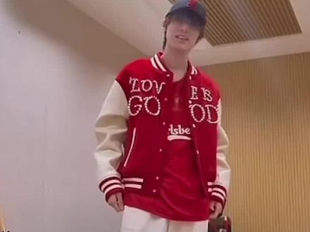 我不行了,还和后边的大娘撞衫了#张泽禹#过年回家后的我