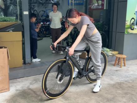 入坑一个月🚴🏼♀️ 第一次换锁鞋是种什么体验?作为闪电的粉丝,虽然SL7还不舍得,但锁鞋还是可以安排的!
#骑公路的小姐姐 #骑车去追五月的风 #让骑行成为一种生活 #公路自行车 #闪电锁鞋