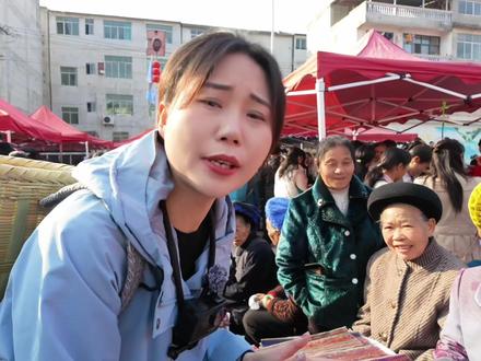 带你体验贵州大山里非常小众又特别热闹的布依族集市,蜡染、织锦……花样百出,人多得像不要钱似的。外地人在贵州赶100个场—安顺镇宁扁担山镇。 #记录我的农村生活 #贵州赶场 #民族特色民族文化 #少数民族风情 #农村大集人间烟火气