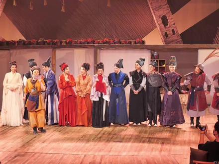 越剧《新龙门客栈》三周年 一部环境式越剧,吸引无数首次走进剧场的年轻人。这不仅是一场演出,更是一次传统文化的当代焕新。
#蝴蝶剧场 #新龙门客栈 #王滨梅 #茅威涛
