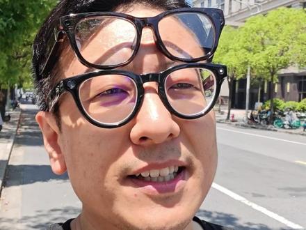 【测评速览】小米AI眼镜 vs meta眼镜,日间录像、收音、拍照快速对比!
录像:meta更稳定一点,竖屏4:3比例,小米的画质没有差很多,不细看觉得差异不大,胜在有横屏4:3,整体续航更好,可以拍摄10分钟一整段的视频,画面防抖比meta差一些;
收音:meta收音环境音体感更大,立体感更强;小米收音也还不错,有单独的录音功能和转文字极大好评,对打工人开会很方便;
拍照:meta拍照颜色饱和度更高一些,感觉色彩更好,并且软件后期可以无感直接修改水平垂直;小米歪头拍摄的话那就真的图是歪的,希望后期可以加入水平矫正功能。
本期是一个速览测评,接下来会出一个更详细的对比测评视频!欢迎关注!#小米AI眼镜 #小米智能眼镜 #雷朋meta智能眼镜 #数码测评