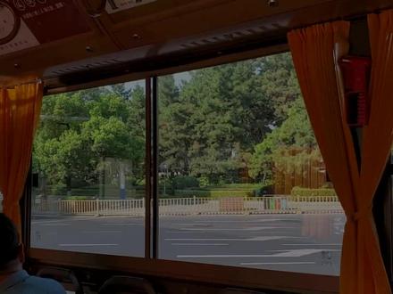 什么样的网红公交游客挤着也要打卡?解密南昌文旅公交的顶流密码 #南昌 #南昌公交 #南昌文旅 #网红打卡铛铛车 #网红打卡
【纪实交通·南昌公交】你是我们这届公交里最会搞网红的!什么样的网红公交乘客挤着也要搭?宾客盈门的南昌文旅公交复盘与体验【vlog25】
这期让我们把目光转到好久没有聊的文旅公交话题上。在去年,我们以北京公交集团的新春通游专线为开端,先后体验了洛阳的文旅专线、淄博的烧烤公交专线、北京的朝阳文旅专线,这三条公交线路有一个共同的特点,串联了城市各个景点,设计上为游客在城市中观光,景区之间转移提供便利,但这三条线路其二的结果都显得有些惨淡,洛阳文旅专线撤销,朝阳文旅公交专线平均每班次只剩个位数,有没有一个城市的文旅公交服务能真正做到宾客盈门呢?这期让我们来看看南昌公交,是如何直击网红打卡文化的。
视频中部分素材感谢@五里桥东 提供
视频中素材较早,线路运行情况可能已发生变动,敬请留意