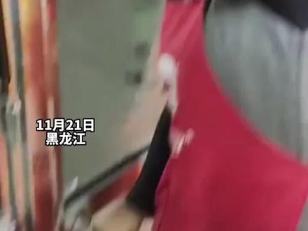 男子买完粘豆包,店门卡住打不开,拍个视频留“证据”,句句是包袱。