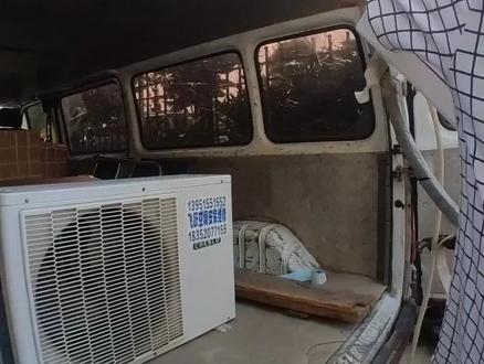 开车30公里去客户家里把空调搬下来,拉回去用托盘纸箱打包