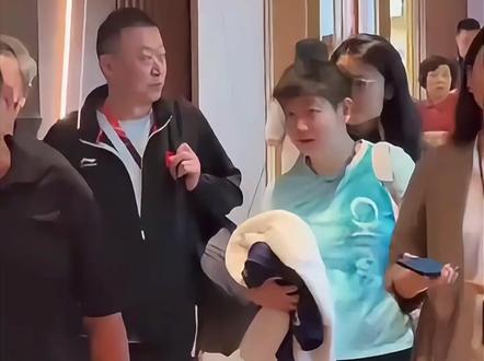 孙颖莎新加坡大满贯下训!和马琳边走边聊,安保寸步不离保护