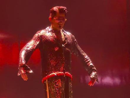 郭富城ICONIC广州演唱会第一场,剪了十分钟从头跳到尾,能看过瘾的那种。“狂野之城,唱这歌,绝对美丽,动起来,鲨鱼舞,对你爱不完…”Arron Kwok舞王魅力依旧。 #郭富城演唱会 #郭富城广州演唱会#经典老歌