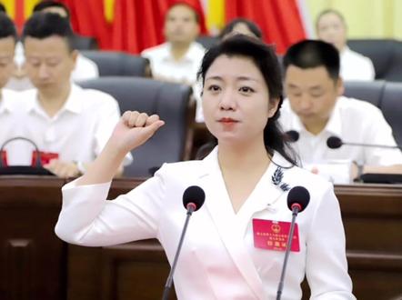 “80后”的她,全票当选为县长。#贵州 #人事