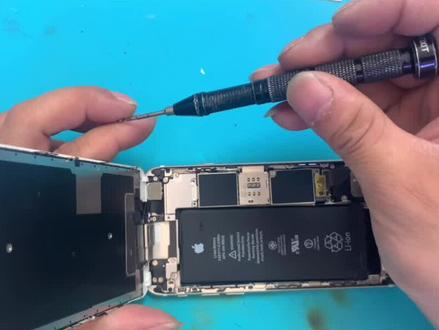 苹果左侧静音开关键失灵,怎么我来教你一个小动作就可以搞好。#苹果手机维修 #修手机 #静音没声音