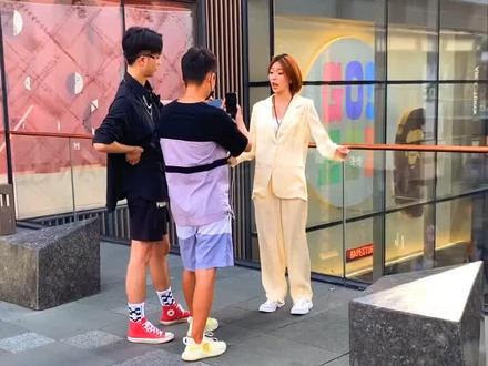 太古里偶遇@丁郑美子 拍视频,台词功力超强,一气呵成,还超有范!#成都街拍 #原相机 #抖音年度人气创作者评选