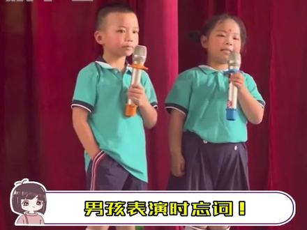 小男孩:那年我双手插兜,不知道台词是什么!!#搞笑 #双手插兜