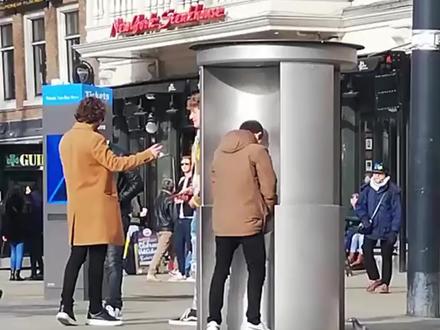 欧洲街头厕所,尿得出来算你厉害!只要你不尴尬,尴尬的就是别人...
#欧洲 #欧洲街头