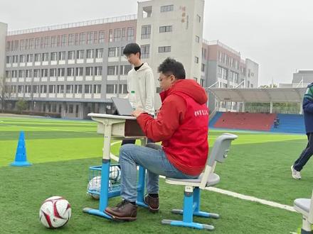 杭州体育中考新增项目--足球绕杆射门。体育中考模拟测试现场进行中。。。
#体育中考#杭州#足球#雷达测试仪