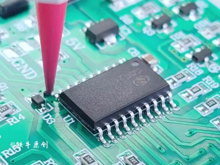 什么是芯片封装胶?作用有哪些? #芯片封装 #电路板灌胶 #电子产品
#灌封胶 #围坝胶
概念:芯片封装胶,也称为封装黏合剂或封装胶粘剂,是用于将芯片与封装基材牢固地粘结在一起的重要材料
作用
1. 保护作用
隔绝环境侵蚀:芯片封装胶能够有效隔绝湿气、灰尘、化学物质等外部环境因素对芯片的侵蚀,延长芯片的使用寿命。
物理保护:提供机械支撑,防止芯片在使用过程中受到冲击或振动导致的损坏。
2. 电气性能
电气绝缘性:芯片封装胶具有良好的电气绝缘性能,可以防止电子元器件之间的短路和漏电现象,确保电子设备的正常运行,提高产品的可靠性和安全性。
3. 热管理
导热性:对于高功率芯片,封装胶的良好导热性能可以有效地将芯片产生的热量传导出去,保持芯片的稳定性,防止过热导致的性能下降或损坏。
4. 粘接性能
牢固粘接:芯片封装胶能够牢固地将芯片与封装底座或其他部件粘接在一起,确保封装的稳固性和整体结构的完整性。
5. 耐候性与耐久性
耐候性:芯片封装胶能够抵抗紫外线、氧化和湿度等外界环境的长期侵蚀,保持其性能的稳定。
耐老化:具有优异的耐老化性能,能够长期保持其物理和化学性能的稳定,从而延长电子产品的使用寿命。
6. 环保性
环保材料:随着环保意识的提高,越来越多的芯片封装胶采用环保原料制成,不含有害物质,符合RoHS等环保标准,有利于电子产品的可持续发展。
7. 适应性与灵活性
多种类型:芯片封装胶有多种类型,如环氧树脂、硅胶、聚氨酯等,每种类型都有其独特的优点和适用范围,可以根据具体的应用需求选择合适的类型。
定制化服务:部分厂家提供定制化的芯片封装胶解决方案,可以根据客户的具体需求进行配方调整和生产,以满足特殊的应用场景。