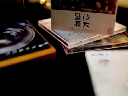 赵雷这首《朵》,用朵代表心爱的女子,不染世俗,也反映出现实社会中人们的浮躁,唱出了无奈,犹如诗人般的情怀#音乐