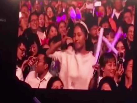 全场高能!小仙女被杰伦点到,为台下即将结婚的前男友点歌#算什么男人 #周杰伦 #jay #演唱会 #前女友