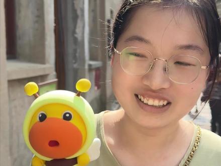 “捏面主理人”周末持续火爆 芜湖“捏面主理人”在这个周末热度丝毫不减,有合肥的游客专程坐早班高铁来到芜湖就为排队拿号,最后终于获得了自己心爱的“水豚噜噜”,开心到直呼“太爱芜湖了”。