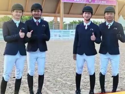 11月17日,在刚刚结束的第十五届全国运动会马术场地障碍团体赛中,广西马术队首夺全运会冠军!#全运会#马术#广西#金牌 (来源:广西新闻频道)
