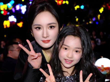 小酒窝晒17张顶流合影 成尖叫之夜“团宠” #小酒窝