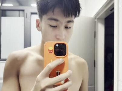 从受伤被迫的复读到现在 回过头真的走了好长一段路 我该怎么形容呢 高一文化课跟不上 高二决定开始练体育 那时候我也不知道我是不是有天赋的人 体育只能考230多分 但或许是因为热爱 从练上那一刻我从未偷过懒 一个冬训过后 我百米和三级跳都满了 那是我认为我是最有天赋的人 给自己足够的自信 心气变好高的同时我也更加努力的训练 于是伴随我的不是成绩上的更好 而是伤病的不断折磨 膝盖让我做的每一次的跳跃都是折磨 也许是状态出的太快 成绩没有丝毫提升 就这样我坚持到了第二个冬训 都说冬训肯吃苦 开春猛如虎 可是因为地区太冷 后群拉上就是我整个冬训的缩影 即便再努力也被伤病困扰所抵消 以至于我快到体考状态还没恢复到最初的状态 这恰巧厄运到来 我的腓肠肌被铅球砸了 要么选择复读 要么选择彻底放弃 我坚定选择复读 谁都知道这条路是需要勇气很多困难的 但是我认为少年永远不缺重头再来的勇气 苦难也只是成功的颂歌 新的一年 我遇到了形形色色的人 知音般的蔡教练 还有对我很好很好的兄弟朋友 当然也少不了那些默默支持我的 我感谢 我珍重 没有你们我没法顺利的度过早5晚10的生活一日又一日 痛苦我是说不完的 那天只有盼着变少的数字 这一年 复读之路为什么我总是笑脸 不是因为我没心没肺 我不想让自己被情绪 被压力击垮 总要对生活提升感知力把 我训练永远是前几个到操场 偷懒更不复存在 可我总是断断续续 伤病或许是我永远逃不过的难题 我只能抓住它不折磨我的间隙拼命 直到体考前我膝盖又疼的不行 于是我去医院看 三年前的膝盖积液已经变成二级损伤 我哭了 体考还有一周 我到底还行不行 是不是要重蹈覆辙 还好我总是强大的 成功站到了考场上 也算顺利上岸 也许辜负了很多人的期望 复读一年才380 但我说尽人事听天命 有始有终就好 你最对得起从未放弃的自己 如今的高考也已结束 紧绷的神经终于得到释放 无论结果到底是怎样 轻舟已过万重山 #复读之路