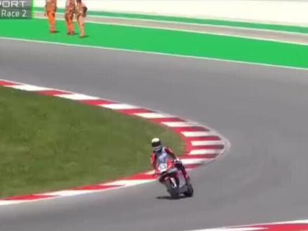 张雪机车双冠封神,最尴尬的当属凯越 #厉害了我的车 #张雪机车 #凯越机车 #尴尬 张雪机车双冠封神,最尴尬的当属凯越
近期国内机车圈彻底沸腾,在世界超级摩托车锦标赛(WSBK)葡萄牙站中,张雪机车820RR-RS斩获两连冠,车手瓦伦丁·德比斯驾驶赛车强势领跑,不仅“生吃”雅马哈R9,更将杜卡迪、川崎等国际老牌豪强远远甩开,创下中国机车品牌在该赛事的历史性突破。
而这一高光时刻背后,最尴尬的绝非雅马哈、杜卡迪,而是凯越机车。张雪本是凯越创始人之一,2017年他联手合伙人创立西藏珠峰凯越,短短几年便将凯越打造成年销量超3万台的品牌,还成功征战达喀尔赛事,2025年更是拿下SSP300年度总冠军,前景一片大好。
可惜因经营理念分歧,张雪坚持自主研发发动机,走硬核技术路线,合伙人却执意外购发动机压缩成本,最终张雪被董事会撤职踢出公司。离开凯越后,张雪在2024年创立同名品牌,凭借自研技术一路逆袭,如今在世界顶级赛场双冠封神。
反观凯越,亲手踢走了核心创始人,也彻底断送了自己跻身世界顶级机车品牌的绝佳机会,这份遗憾与后悔,想必早已深埋心底。