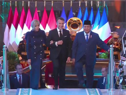 布丽吉特闪耀国宴,高开叉蓝色晚礼服绝美,没有一丝一毫赘肉