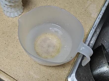 最高效的羽毛球蒸球方法,一分钟搞定,放在筒里闷24战士就可以打球了#羽毛球