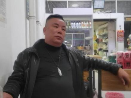 吃饭八大恶心:哆筷子,翻捣菜,吧嗒嘴,吃菜伸舌头,梭罗筷子,手接菜,喝酒单眼看酒杯,喝口酒吧嗒嘴挤眼睛!