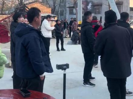 河南商丘画家吴承言为圆老人心愿,村口绘18米×8米“天安门”墙绘
圆数十位老人足不出村合影心愿#民间艺术家 #商丘 #画家 #天安门