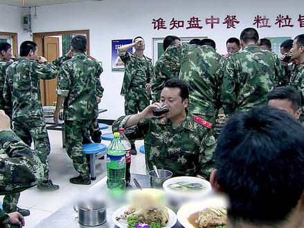 新兵浪费粮食 被罚吃泔水桶的馒头 #兵王 #好剧推荐 #宋轶