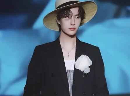 好朋友嘛,为好朋友换个衣服也是正常的#博君一肖