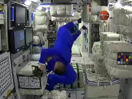 航天员在空间站怎么洗澡?湿毛巾加热后擦拭#神舟十二号