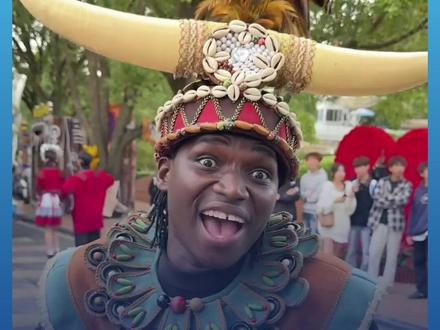 外国人都会唱了!网红#鸡公煲哥 唱《没出息》全程游刃有余,还给中国游客纠错。#长沙 #世界之窗