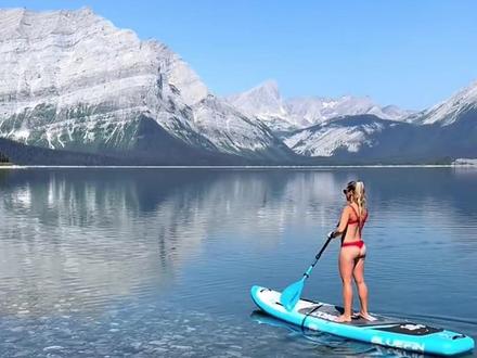 班夫国家公园(Banff National Park)是加拿大第一个、也是世界第三个国家公园,被联合国教科文组织列为世界文化遗产地。2010年,由全球最受欢迎的旅游评论网站TripAdvisor用户评选的加拿大户外探险目的地中,班夫国家公园荣登榜首;同时,在全球户外探险旅游目的地十佳评选中,班夫位列第四。
班夫国家公园创立于1885年,位于加拿大艾伯塔省卡尔加里市以西约100-130公里处,是落基山脉的门户。整个国家公园的面积达6,641平方千米,包括班夫和露易丝湖两座迷人的小镇。这里有谷地高山、冰原河流、森林草地以及温泉,是堪称世界一流的旅游目的地 #班夫国家公园 #加拿大 #环球旅行 #旅行大玩家 #治愈系风景