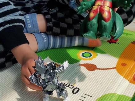 怪兽把机甲战士打败了,我们拼一个坦克来帮助机甲战士#儿童磁力片 #磁力片拼图大全教程 #磁力片搭建