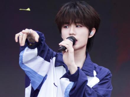 爱像是一场小雨❤️张子墨cover《恋人》完整版夯拉了#张子墨 #太空奇缘音乐节 #恋人翻唱 原唱:李荣浩260321南宁太空奇缘音乐节现场