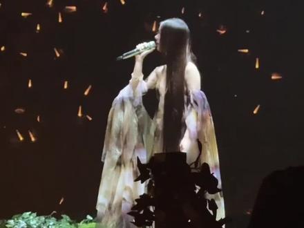 单依纯演唱会主办方开启免责退票,演唱会按原地点正常举办,台上演唱新歌时还是没忍住哽咽,李荣浩最终发文到此为止,选择原谅#单依纯 #李荣浩 #单依纯演唱会退票