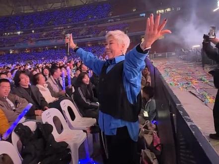 也是在“杭州大莲花”演唱会唱上歌了!#演唱会现场 #演唱会 #慕思宠粉之夜